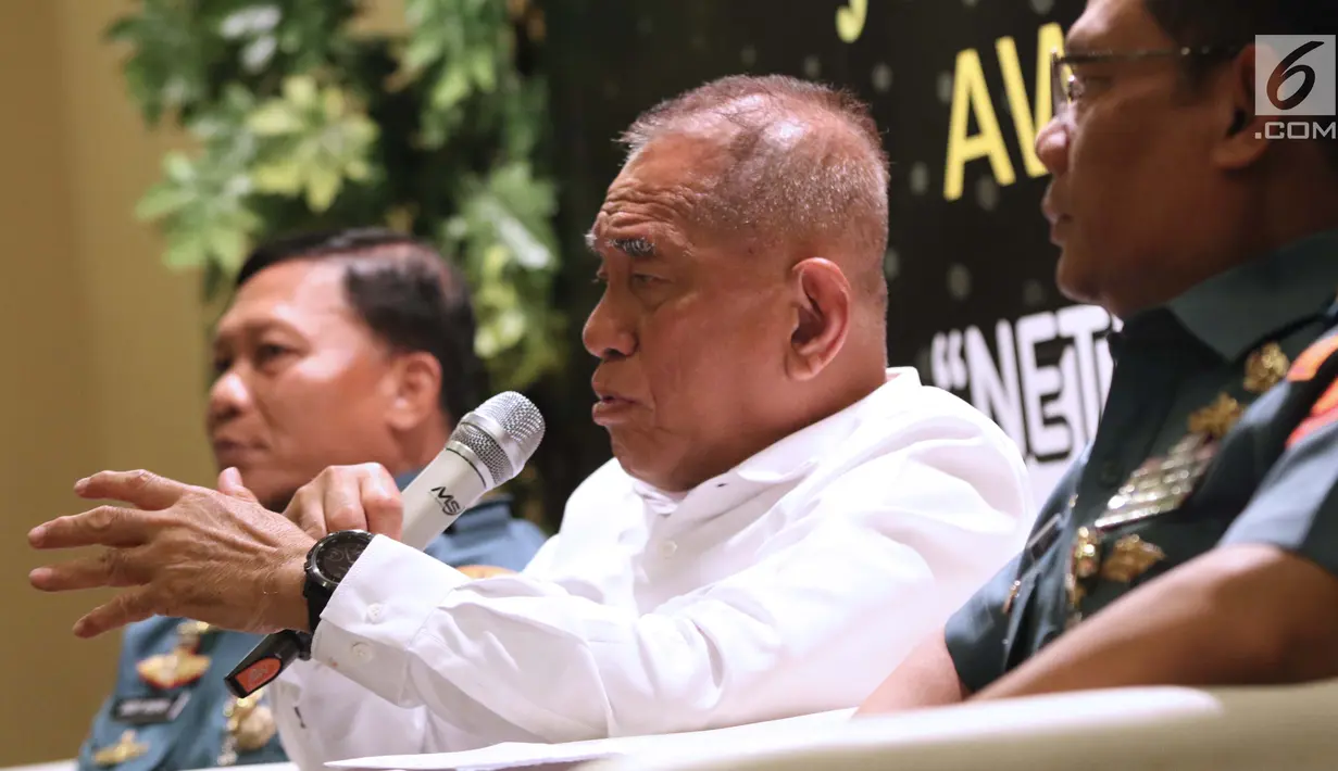 Menteri Pertahanan, Ryamizard Ryacudu (tengah) didampingi Irjen Kemhan, Laksamana Madya TNI Didit Herdiawan Ashaf dan Sekjen Kemhan, Laksamana Madya TNI Agus Setiadji saat memberi keterangan terkait netralitas TNI di Jakarta, Senin (15/4). (Liputan6.com/Helmi Fithriansyah)