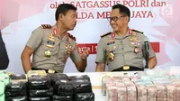 Kapolri Jenderal Tito Karnavian (kanan) dan Kapolda Metro Jaya Irjen Pol Idham Azis (kiri) berbincang saat merilis kasus penyelundupan narkoba asal Malaysia di Polda Metro Jaya, Jakarta, Senin (12/2). (Liputan6.com/Immanuel Antonius)