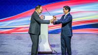 PM Malaysia Anwar Ibrahim menyerahkan&nbsp;palu kepemimpinan ASEAN kepada Presiden Filipina Ferdinand R. Marcos Jr.&nbsp;di Pusat Konvensi Kuala Lumpur, Selasa (28/10/2025). (Dok. Instagram @bongbongmarcos)