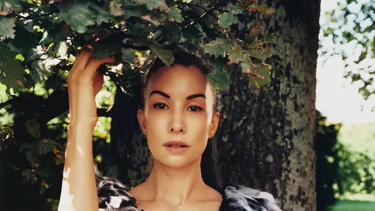 Tampilan Sleek Nadya Hutagalung di Majalah Vogue Filipina, Pamerkan Wajah Minim Kerutan di Usia 50 Tahun