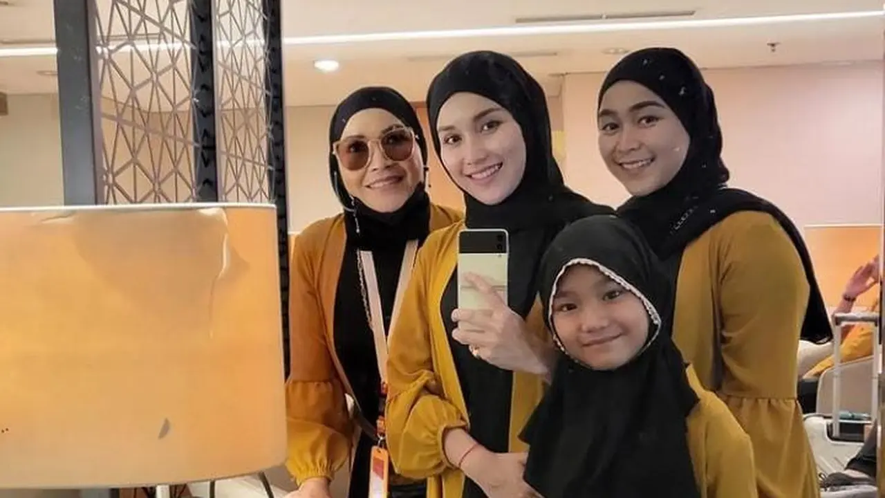 Penampilan Ayu Ting Ting berhijab saat berangkat umrah