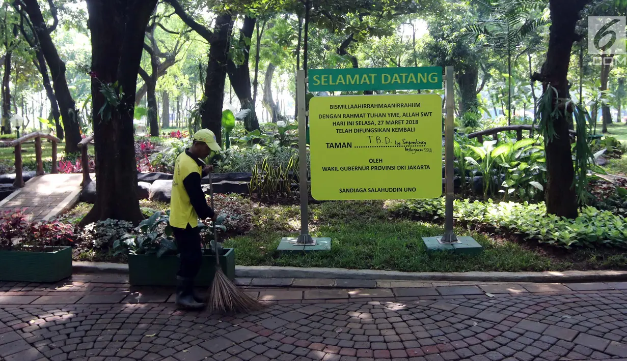 Petugas kebersihan menyapu taman sisi barat Monas, Jakarta Pusat, Rabu (28/3). Taman yang berkonsep garden party ini akan dilengkapi dengan lampu-lampu yang menghiasi pada malam hari dan jaringan WiFi bagi pengunjung taman. (Liputan6.com/Arya Manggala)