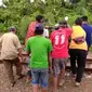 Warga yang tinggal di dekat rel kereta api membantu warga pengguna motor menyebrang rel kereta api menuju Kota Cirebon yang sedang ditutup total karena PPKM darurat. Foto (Istimewa)