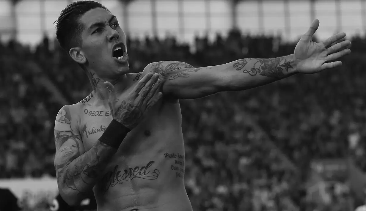 Bintang Liverpool, Roberto Firmino menghiasi tubuhnya dengan gambarr orang tuanya dan juga nama anak dan pacarnya serta tulisan berbahasa Jerman yang berarti “Cinta keluarga tidak ada ujungnya”.  (AFP/Lindsey Parnaby)