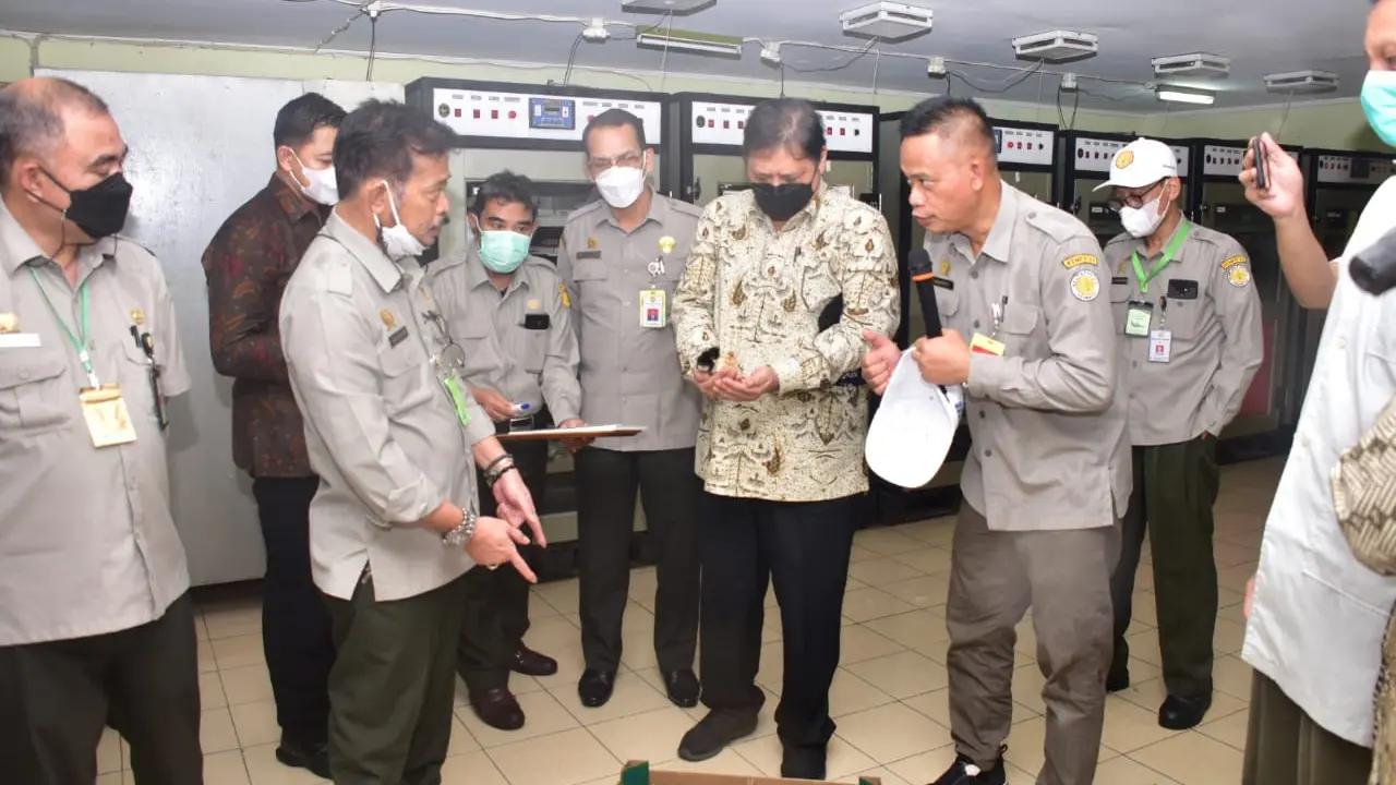 Menko Perekonomian Bersama Mentan Salurkan 20 Ribu DOC Ayam Petelur ke Rumah Tangga Miskin