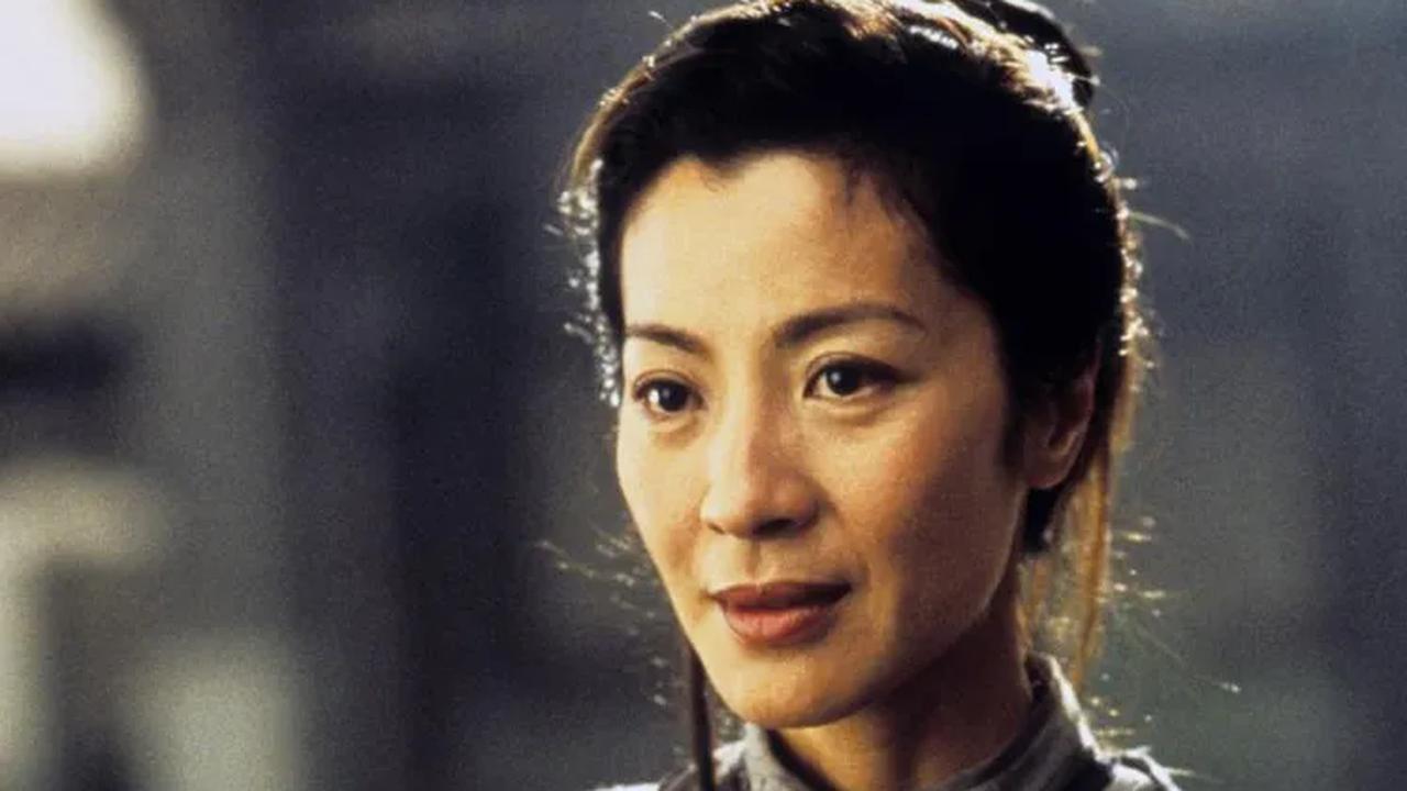 8. Pada tahun 2000, Michelle Yeoh membintangi film<i> Crouching Tiger, Hidden Dragon</i> yang disutradarai oleh Ang Lee.