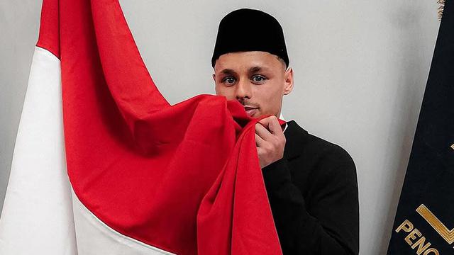 Bek kiri Timnas Indonesia, Dean James sesaat usai mengambil sumpah WNI. (c) instagram/dean11james