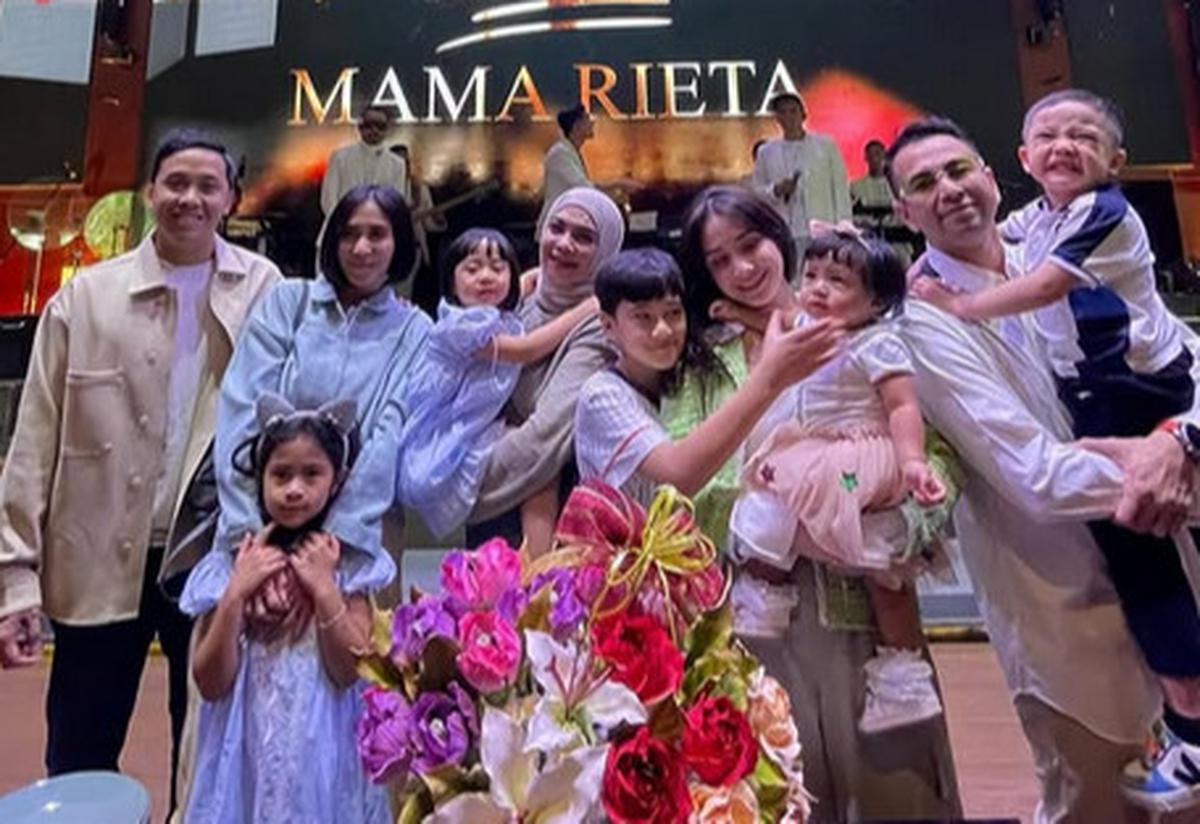 Potret Ultah Ke-63 Rieta Amilia Berlangsung Meriah, Dihadiri Anak, Menantu & Cucu Penuh Kebahagiaan