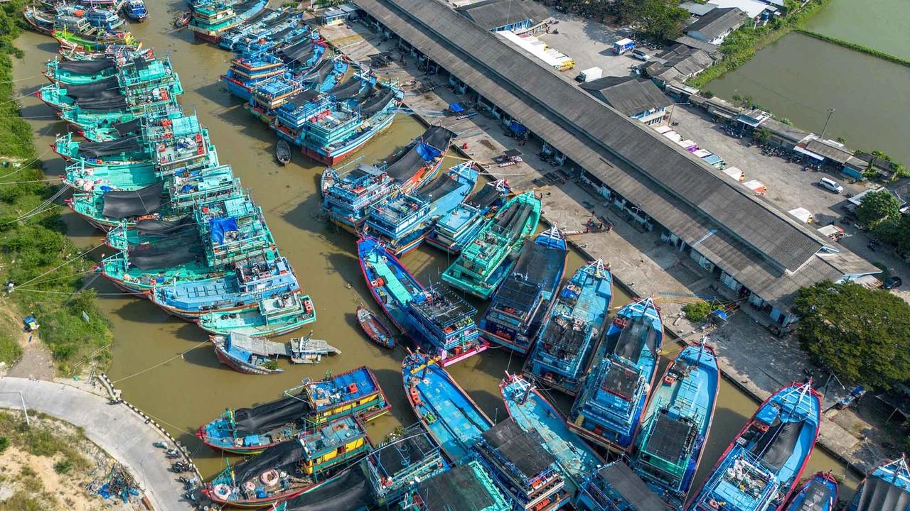 FOTO: Ribuan Kapal Nelayan Pati Berhenti Melaut Akibat Lonjakan Harga Solar