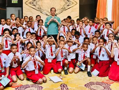 Presiden Joko Widodo atau Jokowi foto bersama sejumlah pelajar dalam sebuah audiensi yang digelar di Ballroom Cendrawasih, Swiss-Belhotel, Kota Jayapura, Provinsi Papua, Jumat (7/7/2023). (Foto: Laily Rachev - Biro Pers Sekretariat Presiden)