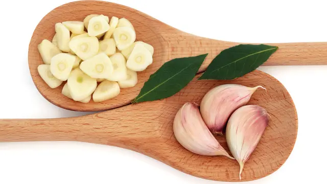 Mengobati Bisul dengan Bawang Putih, Mitos atau Fakta? (Marilyn Barbone/Shutterstock)