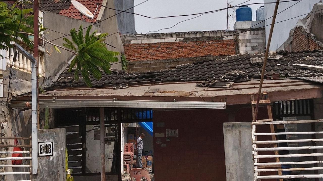 Di halaman depan pun juga banyak puing runtuhan bangunan yang berserakan  menutupi pekarangan.