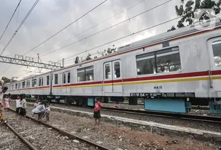 Anak-anak saat bermain di dekat rel kereta api di kawasan Bahari Ujung, Tanjung Priok, Jakarta Utara, Selasa (24/5/2022). Minimnya fasilitas dan ruang terbuka hijau di kawasan tersebut menyebabkan anak-anak setempat memilih bermain di sekitar perlintasan kereta api yang dapat membahayakan keselamatan mereka. (merdeka.com/Iqbal S Nugroho)