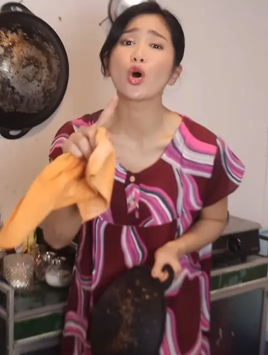 Sembari bersih-bersih dapur, Bunga Zainal mengenakan daster warna maroon [Instagram/bungazainal05]