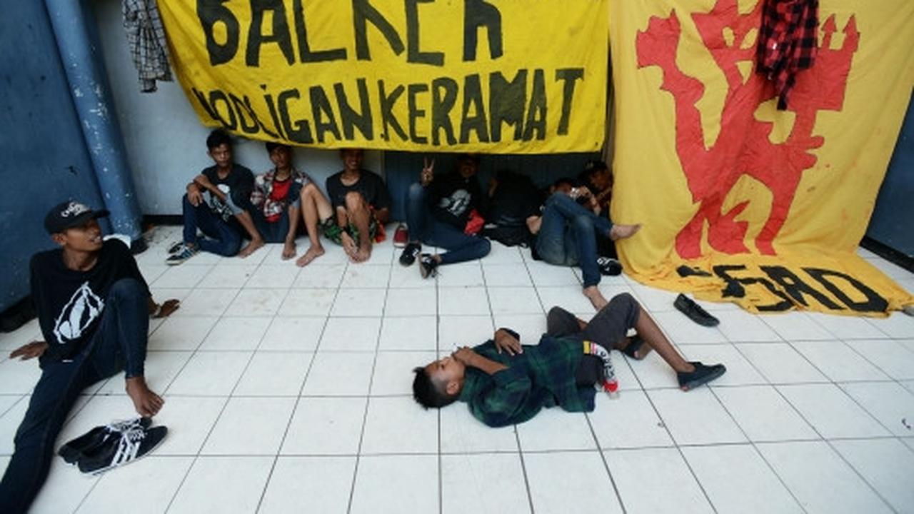 Loyalitas suporter Sriwijaya FC rela menginap di Senayan