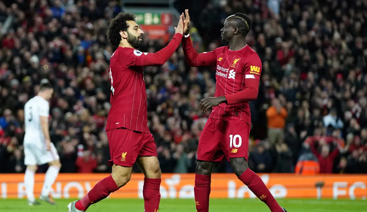 Pemain Liverpool Mohamed Salah (kiri) merayakan bersama Sadio Mane usai mencetak gol ke gawang Sheffield United pada pertandingan lanjutan Liga Inggris di Anfield Stadium, Liverpool, Inggris, Kamis (2/1/2020). Liverpool menang 2-0. (AP Photo/Jon Super)