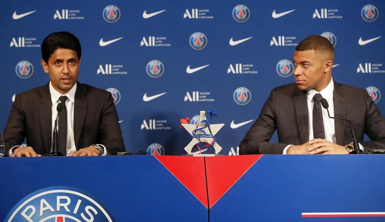 Striker Paris Saint-Germain (PSG) Kylian Mbappe (kanan) dan Presiden PSG Nasser Al-Khelaifi saat konferensi pers di Stadion Paris des Princes, Paris, Prancis, 23 Mei 2022. Keputusan Kylian Mbappe menolak Real Madrid dan berkomitmen untuk PSG selama tiga musim lagi menandai dimulainya proyek pembangunan klub juara Liga Prancis tersebut. (AP Photo/Michel Spingler)