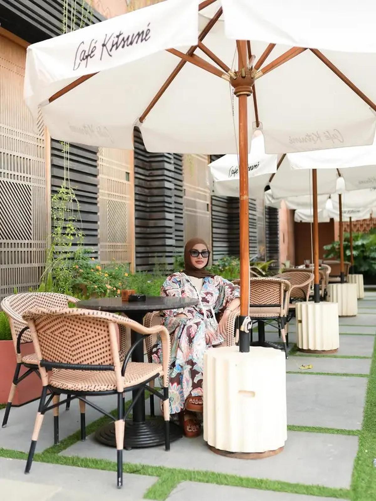 Gaya Aurel Hermansyah Terbaru saat Nongkrong di Kafe Bali, Anggun dengan Dress Flowy dan Tas Putih