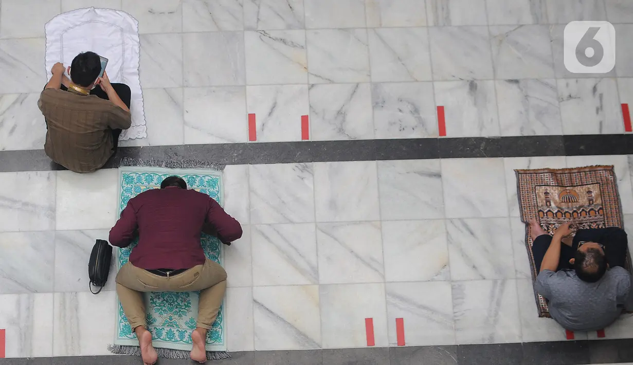 Warga melaksanakan Salat Jumat dengan menjaga jarak fisik di Masjid Cut Meutia, Jakarta, Jumat (16/10/2020). Pelaksanaan salat Jumat sesuai dengan aturan pemberlakuan pelaksanaan kegiatan di tempat ibadah pada masa PSBB transisi. (Liputan6.com/Herman Zakharia)