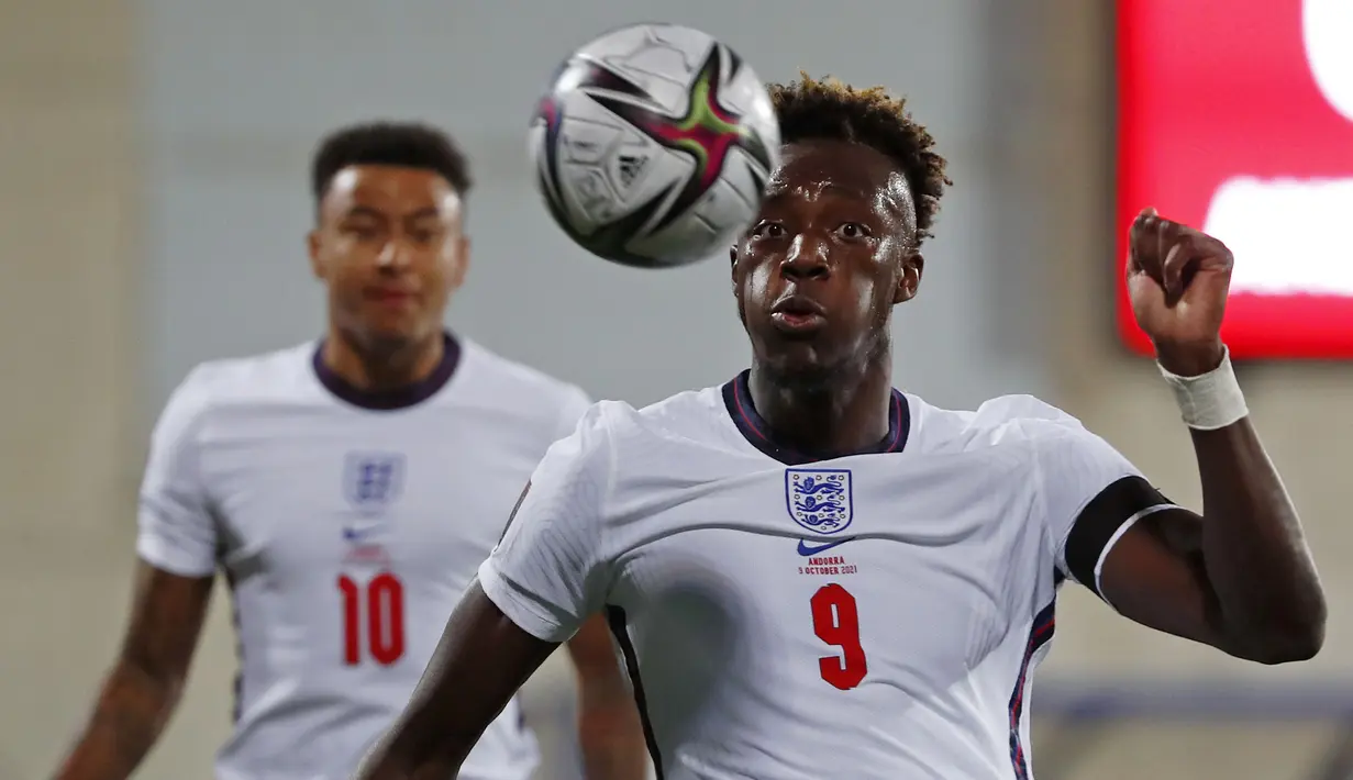 Permainan Inggris tak banyak berubah di babak kedua. Mereka bahkan mendapatkan gol ketiga pada menit ke-59 lewat Tammy Abraham. Umpan yang lagi-lagi diberikan oleh Sancho, berhasil memperbesar keunggulan Inggris. (AP/Joan Monfort)