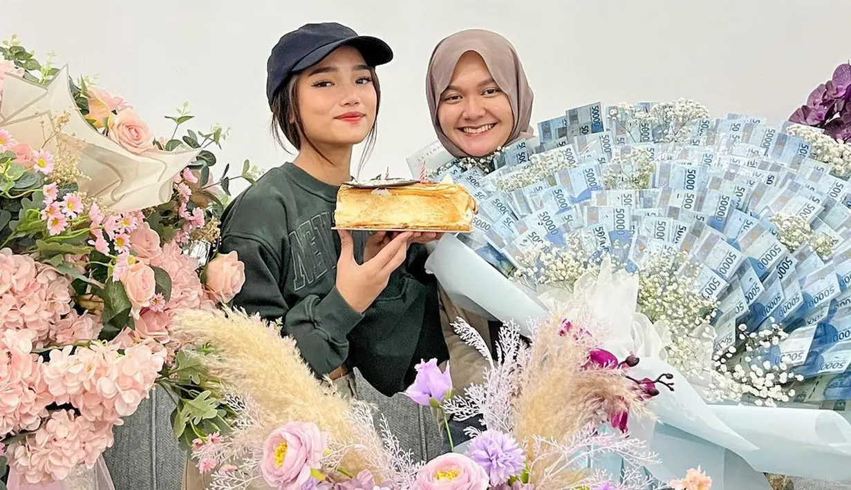 "Selamat ulang tahun lusii, rajin" yah. Kontrak kerja masih sisa 15 tahun lagi, semangatt," tulis fuji_an sebagai keterangan foto yang diunggah 20 November. [Instagram/fuji_an]