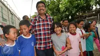 Cawagub DKI Jakarta Djarot Saiful Hidayat bercanda dengan anak-anak saat melakukan blusukan ke pemukiman padat Kedoya, Jakarta Barat, Selasa (1/11). Pada kesempatan itu, Djarot mendengarkan keluh kesah warga. (Liputan6.com/Yoppy Renato)