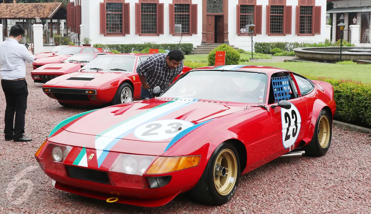 Pengunjung melihat mobil Ferrari klasik yang dipamerkan di Gedung Arsip Nasional, Jakarta, Selasa (14/3). Merayakan ulang tahun ke-70 keberadaan Ferrari di dunia otomotif, Ferrari Jakarta memboyong 10 supercar klasik pilihan. (Liputan6.com/Angga Yuniar)