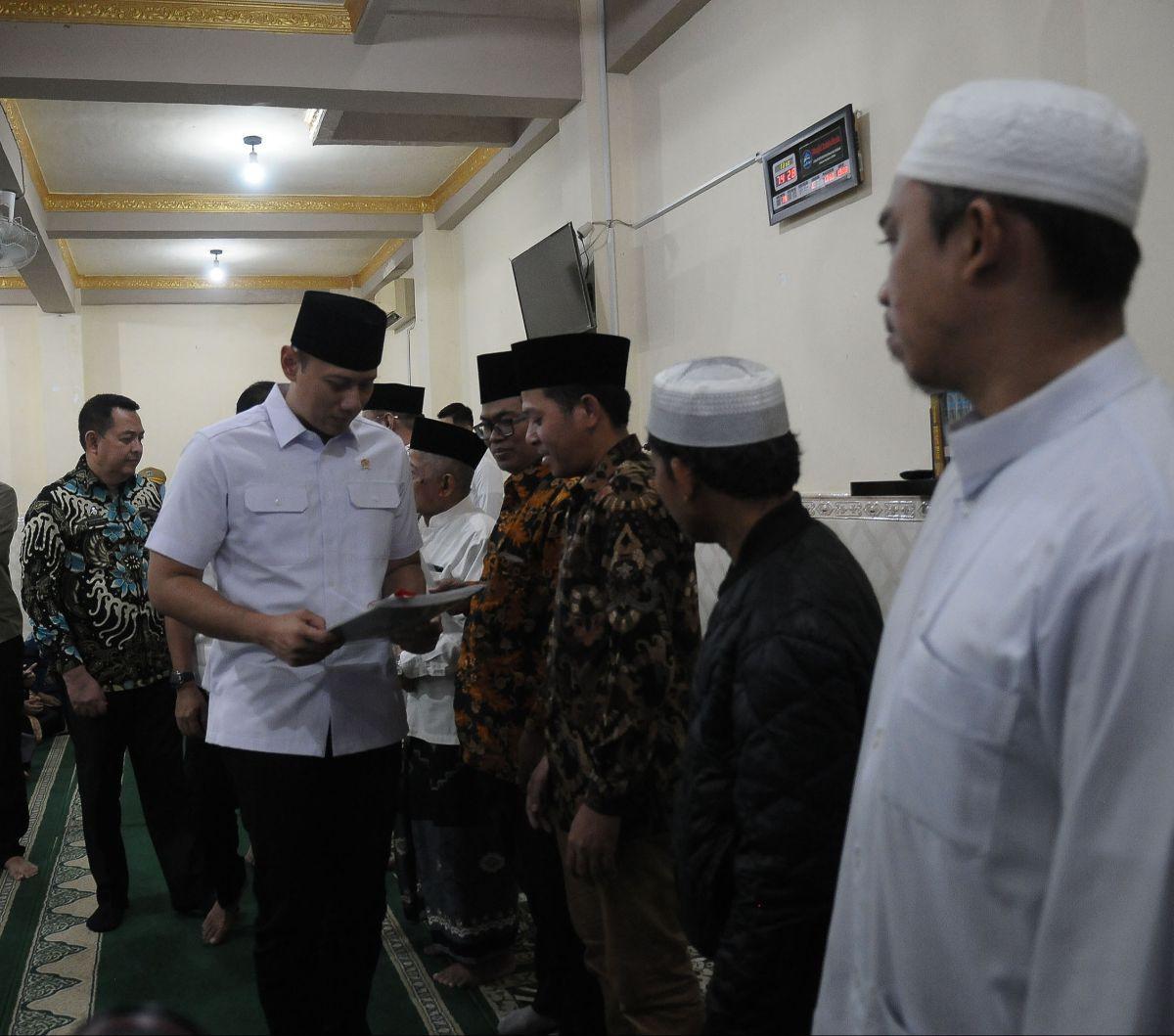 Menteri Agraria dan Tata Ruang/Kepala Badan Pertanahan Nasional (ATR/BPN), Agus Harimurti Yudhoyono (AHY) membagikan sertifikat tanah wakaf untuk sejumlah masjid dan musala di Jakarta di Masjid Sabilul Huda, Menteng Atas, Jakarta Selatan, Rabu (3/4/2024).