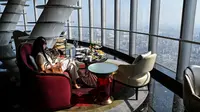 Para tamu terlihat di J Hotel, hotel mewah tertinggi di dunia, di Menara Shanghai, Shanghai pada 23 Juni 2021. Para pengunjung bisa mendapatkan pengalaman menikmati lezatnya menu makan siang di restoran hotel yang berada di lantai 120. (Hector RETAMAL / AFP)