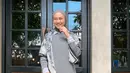 Gaya kasual yang trendy bisa tiru gaya fashion blogger Indah Nada Puspita satu ini. Padukan knit tunik dengan celana kulot jeans (Instagram/indahnadapuspita).