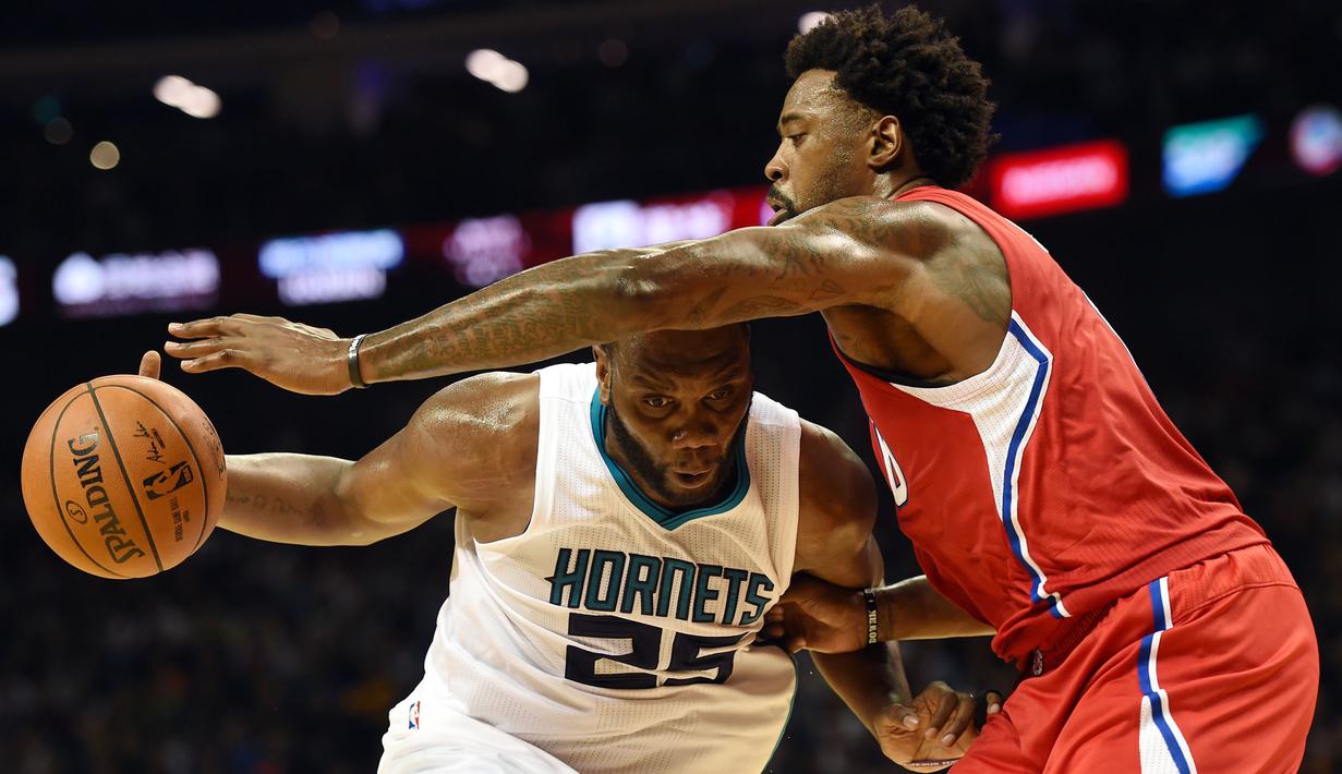 Pebasket Charlotte Hornets, Al Jefferson berusaha melewati pebasket L.A Clippers, DeAndre Jordan pada laga pra musim NBA di Shanghai, Tiongkok, Rabu (14/10/2015). (AFP Photo/Johannes Eisele)