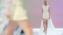 Sejumlah model memperagakan koleksi busana bernuansa serba putih karya Studio Vian dalam Jakarta Fashion Week 2027 di City Hall, Pondok Indah Mall 3, Jakarta Selatan, Kamis (29/10/2026). Pilihan warna putih menghadirkan kesan elegan, modern, dan berkelas melalui perpaduan siluet serta detail rancangan. (KLY/Budy Santoso)