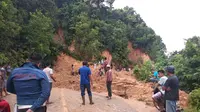 Bencana tanah longsor terjadi di Gunung Banggele, dan menutup jalan trans Sulawesi di Desa Tanjung Buaya, Bolangitang Barat, Kabupaten Bolaang Mongondow Utara (Bolmut). (Foto: Liputan6.com/Arfandi Ibrahim)