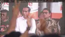 Presiden Joko Widodo (Jokowi) didampingi Kepala Kantor Staf Kepresidenan, Moeldoko pada penutupan rembuk nasional aktivis '98 di Kemayoran, Jakarta, Sabtu (7/7). Rembuk nasional aktivis '98 itu diikuti puluhan ribu peserta. (Liputan6.com/Faizal Fanani)