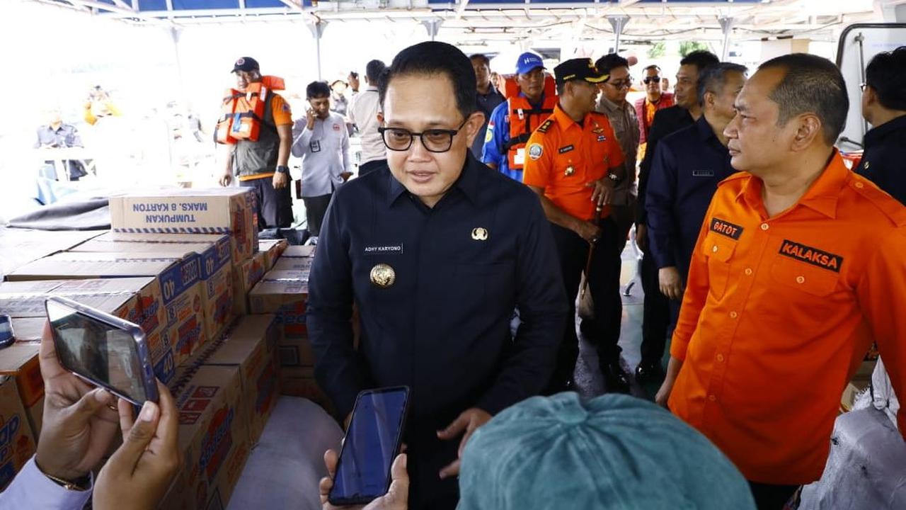 Penjabat (Pj) Gubernur Jawa Timur Adhy Karyono mengatakan, adapun jenis bantuan yang dikirim di antaranya lauk pauk, nasi siap saji, mi instan dan minyak goreng masing-masing 50 karton.<br>