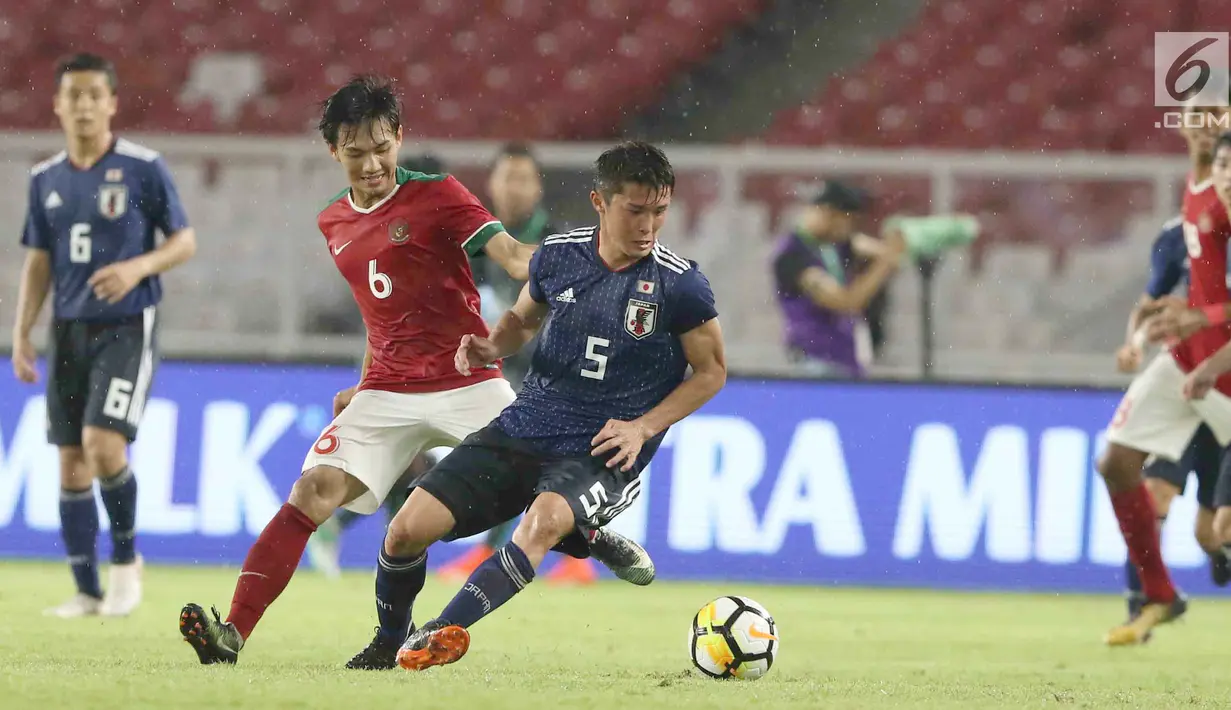 Pesepak bola Timnas Indonesia U-19  berusaha merebut bola pesepak bola Jepang U-19 pada laga uji coba babak kedua di Stadion Utama GBK, Jakarta, Minggu (25/3). Timnas Indonesia menelan kekalahan 1-4 dari Jepang U-19. (Liputan6.com/Angga Yuniar)