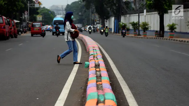 Pembatas Jalan dan Pot di Pasar Rebo Dicat Warna Warni