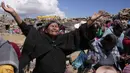 Wanita suku Aymara berdoa pada hari puasa sebagai ritual meminta hujan di Gunung Suci Inca Pucara, Chiquipata, Bolivia, Rabu (16/11/2022). Penduduk dataran tinggi La Paz mengatakan rendahnya curah hujan yang terjadi sejak September membuat mereka tidak bisa menanam kentang, buncis, dan kacang polong. (AP Photo/Juan Karita)