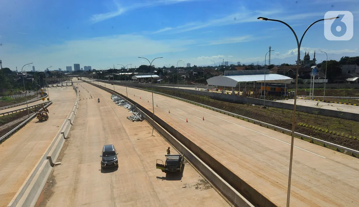 Suasana pembangunan proyek Jalan Tol Cinere - Jagorawi (Cijago) Seksi 3A (Kukusan - Cinere) di kawasan Krukut, Depok, Jawa Barat, Selasa (29/11/2022). Jalan Tol Cinere-Jagorawi (Cijago) Seksi 3 Kukusan-Cinere sepanjang 5,44 km secara keseluruhan akan tuntas Januari tahun 2023 mendatang. (merdeka.com/Arie Basuki)