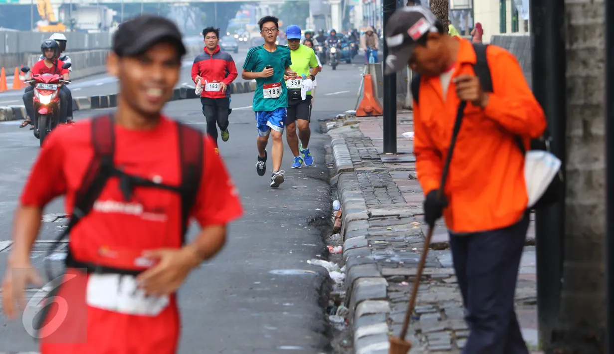 Peserta  lomba lari Ceria 5k akan tiba di garis finish  di fx Senayan, Jakarta, (21/5). Kegiatan ini diikuti sekitar 500 peserta. (Liputan6.com/Fery Pradolo)