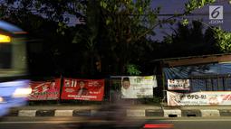 Spanduk-spanduk calon legislatif (caleg) terpampang di sepanjang Jalan Bintaro Permai, Jakarta, Kamis (3/1/2019). Memasuki tahun politik 2019, sejumlah caleg memasang spanduk untuk mempromosikan diri mereka. (Liputan6.com/JohanTallo)