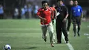 Hendri Mulyadi, suporter Timnas Indonesia nekat masuk ke lapangan hijau pada laga kualifikasi Piala Asia 2011 antara Indonesia vs Oman sebagai bentuk protes dan kecewa terhadap PSSI yang dipimpin oleh Nurdin Halid. ( AFP/Bay Ismoyo )