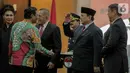 Menteri Pertahanan Prabowo Subianto (kedua kanan) memberi hormat kepada Menko Polhukam, Mahfud MD usai seremoni serah terima di Kementerian Pertahanan, Jakarta, Kamis (24/10/2019). Ryamizard Ryacudu resmi menyerahkan jabatan kepada Prabowo Subianto. (Liputan6.com/Faizal Fanani)