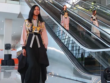 Terminal 3 Ultimate menjadi panggung unjuk kebolehan para desainer Indonesia salah satunya Danny Satriadi, Tangerang, Rabu (20/7). Danny ikut ambil bagian meramaikan Fashion Show di Terminal 3 Ultimate. (Liputan6.com/Angga Yuniar)