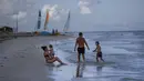 Wisatawan menikmati pantai di hotel Iberostar Selection Varadero di Varadero, Kuba, pada Rabu (29/9/2021). Pihak berwenang di Kuba mulai melonggarkan pembatasan COVID-19 di beberapa kota seperti Havana dan Varadero. (AP Photo/Ramon Espinosa)