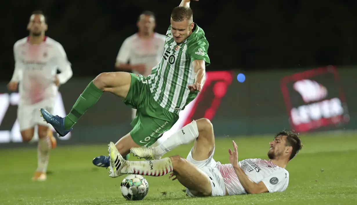 Gelandang AC Milan, Matteo Gabbia, berebut bola dengan gelandang Rio Ave, Nikola Jambor, pada laga play-off Liga Europa 2020/2021 di Estadio Dos Arcos, Jumat (2/10/2020) dini hari WIB. AC Milan menang dengan skor 9-8 atas Rio Ave lewat adu penalti. (AP Photo/Luis Vieira)
