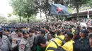 Suasana unjuk rasa mahasiswa yang tertahan di bawah Flyover Gerbang Pemuda, Senayan, Jakarta, sempat memanas setelah negosiasi untuk menuju gedung DPR tidak mencapai kesepakatan dengan pihak kepolisian, Kamis (27/8/2026). (KLY/Budy Santoso)