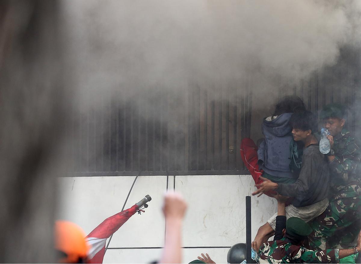 FOTO: Drama Penyelamatan Warga Saat Gedung Terbakar di Tengah Ricuh Kwitang