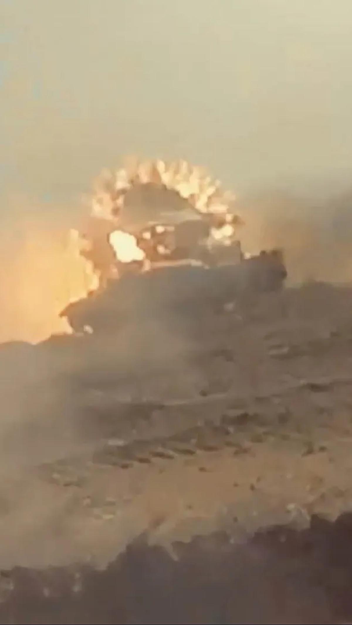 Peluru anti-lapis baja yang ditembakkan pasukan Hamas kemudian menghantam tank Israel sampai meledak dan hancur.&nbsp;Hamas Military Wing / REUTERS
