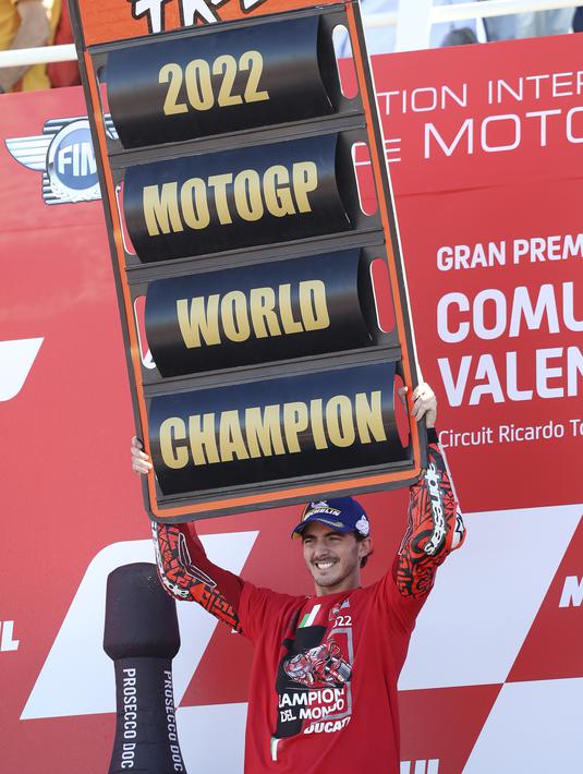 Pembalap Ducati Lenovo, Francesco Bagnaia merayakan kemenangannya di atas podium MotoGP Valencia 2022 di sirkuit Ricardo Tormo, Valencia, Minggu (6/11/2022).  Francesco Bagnaia berhasil merebut gelar juara dunia usai finis di posisi ke-9 pada MotoGP Valencia. (AP Photo/Alberto Saiz)